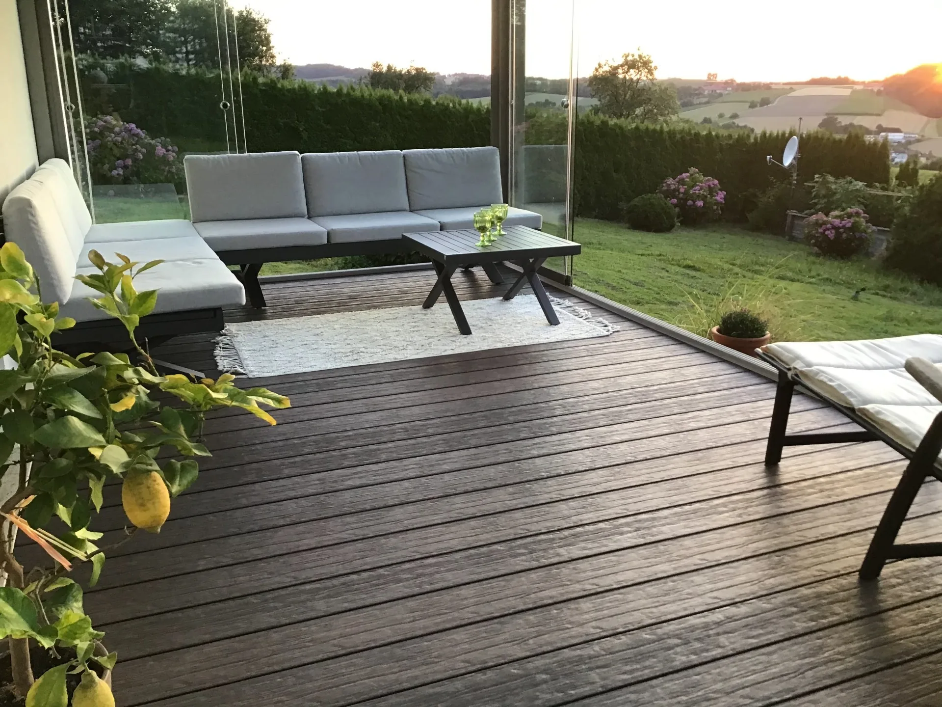 WPC-Terrasse mit Sonnenuntergang und Weitblick